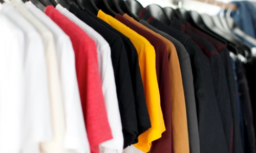 футболки однотонні різних кольорів на вішаках